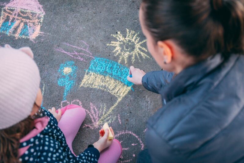 كيف تساعد الأطفال على التعامل مع الحرب والعنف: دليل نفسي للآباء والمعلمين ومقدمي الرعاية