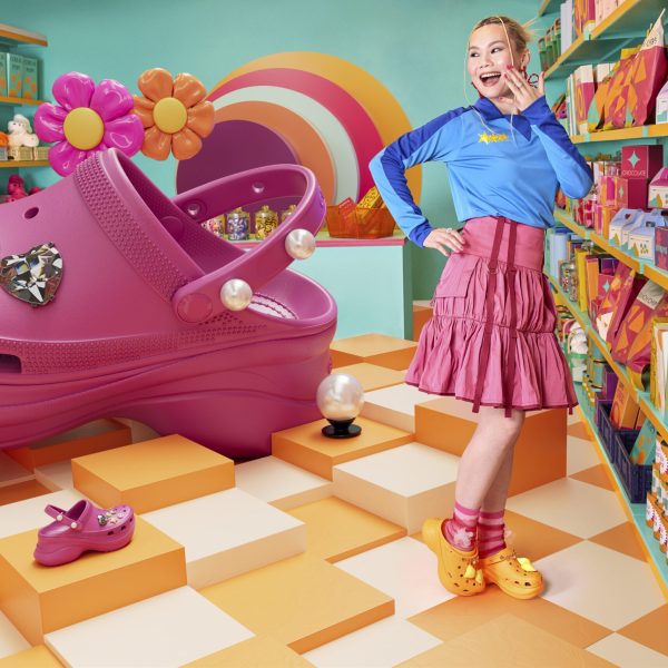 كروكس .هي جريئة. هي عائدة. هي باي